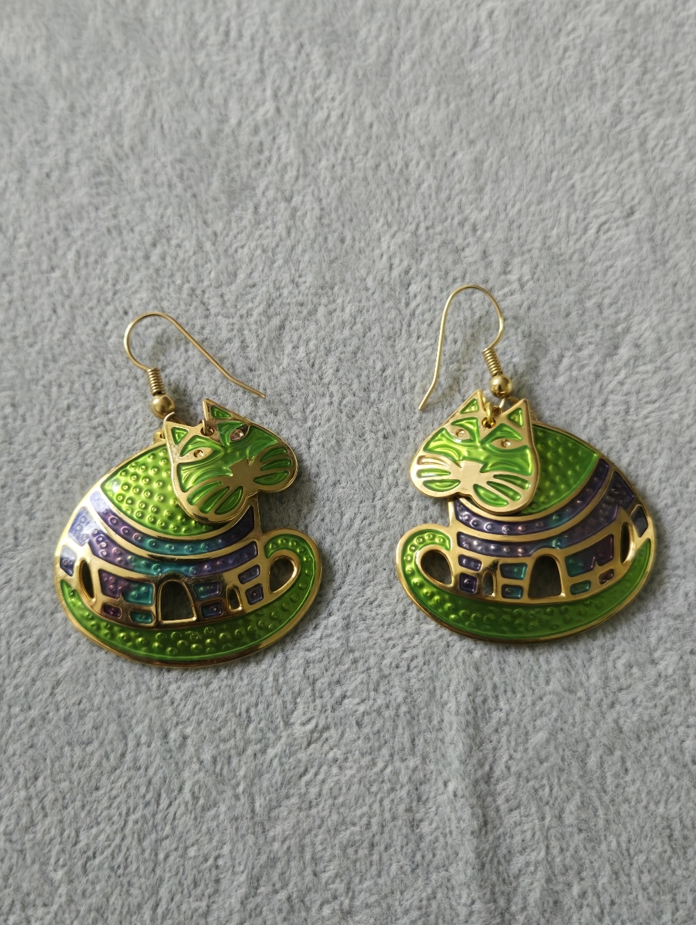 Berebi Cat Dangle Earrings Gradient Green Enamel Gold Tone Textured Vintage
